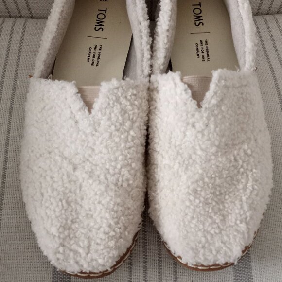 'TOMS' ALPERGATA Size 8  Faux Shearling Flats EUC - Picture 1 of 16